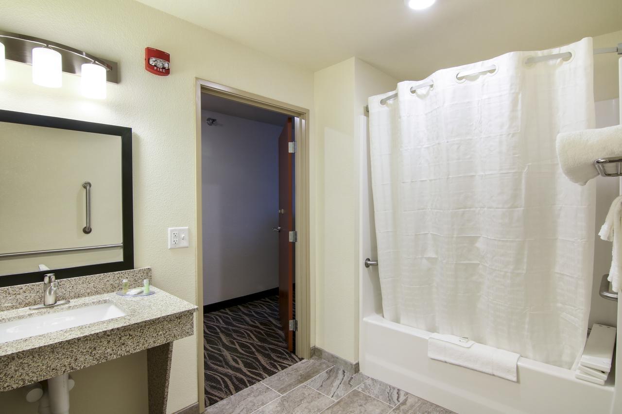 Cobblestone Inn & Suites - Menomonie/Uw-Stout Екстер'єр фото